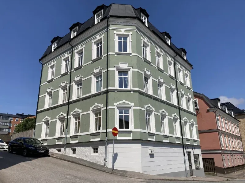 Drottninggatan 17, ett grönt hörnhus i fyra våningar
