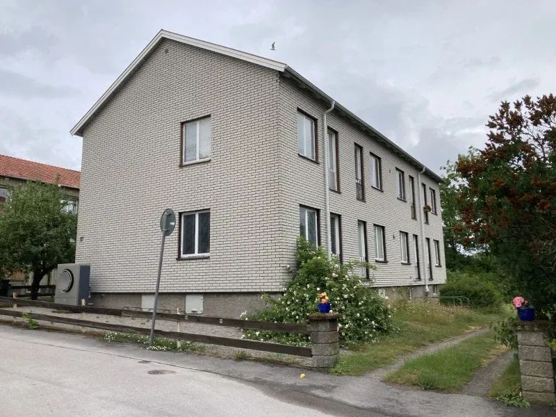 Lindesnäsvägen 37, ett ljust tegelhus i två våningar